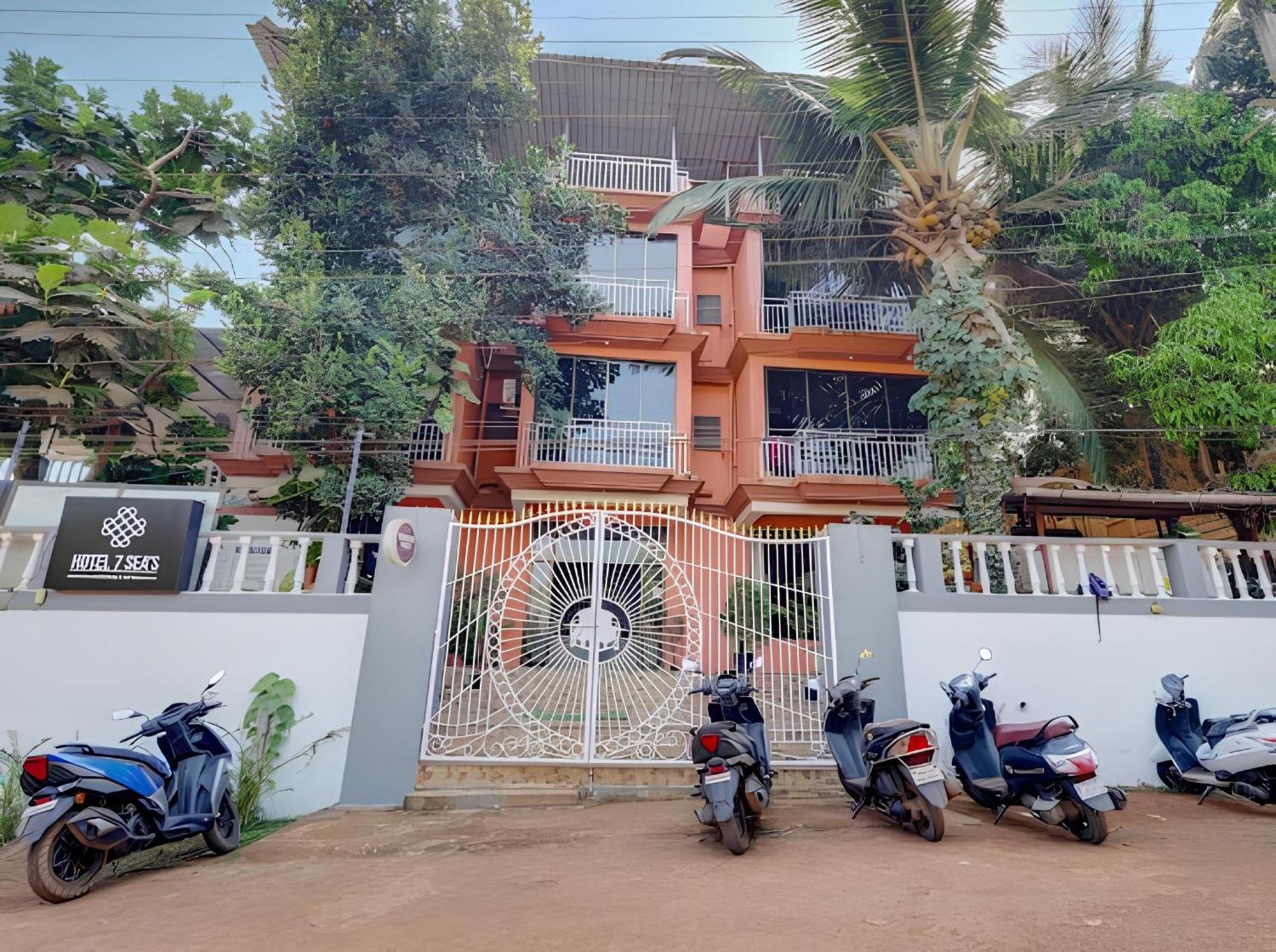 Hotel 7 Seas Vagator Bagian luar foto